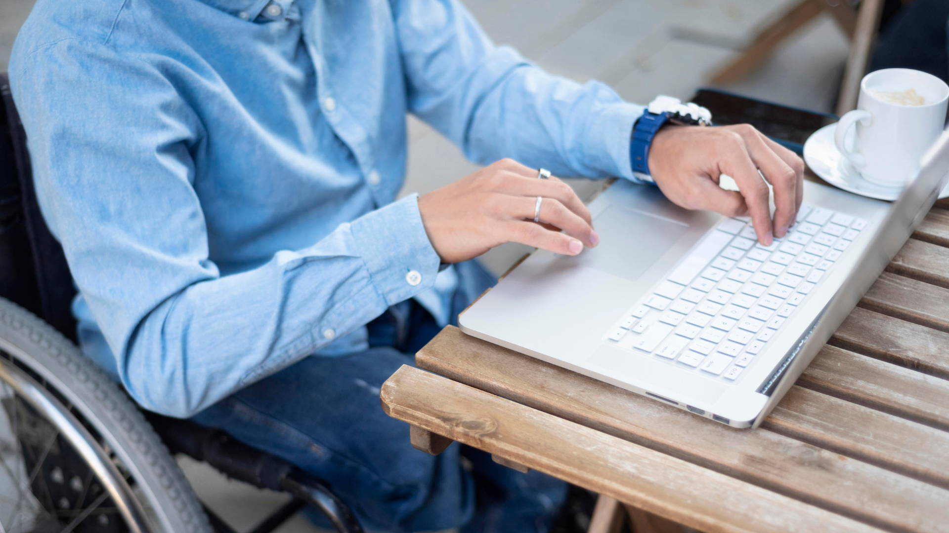 Persona discapacitada pudiendo acceder a una página web