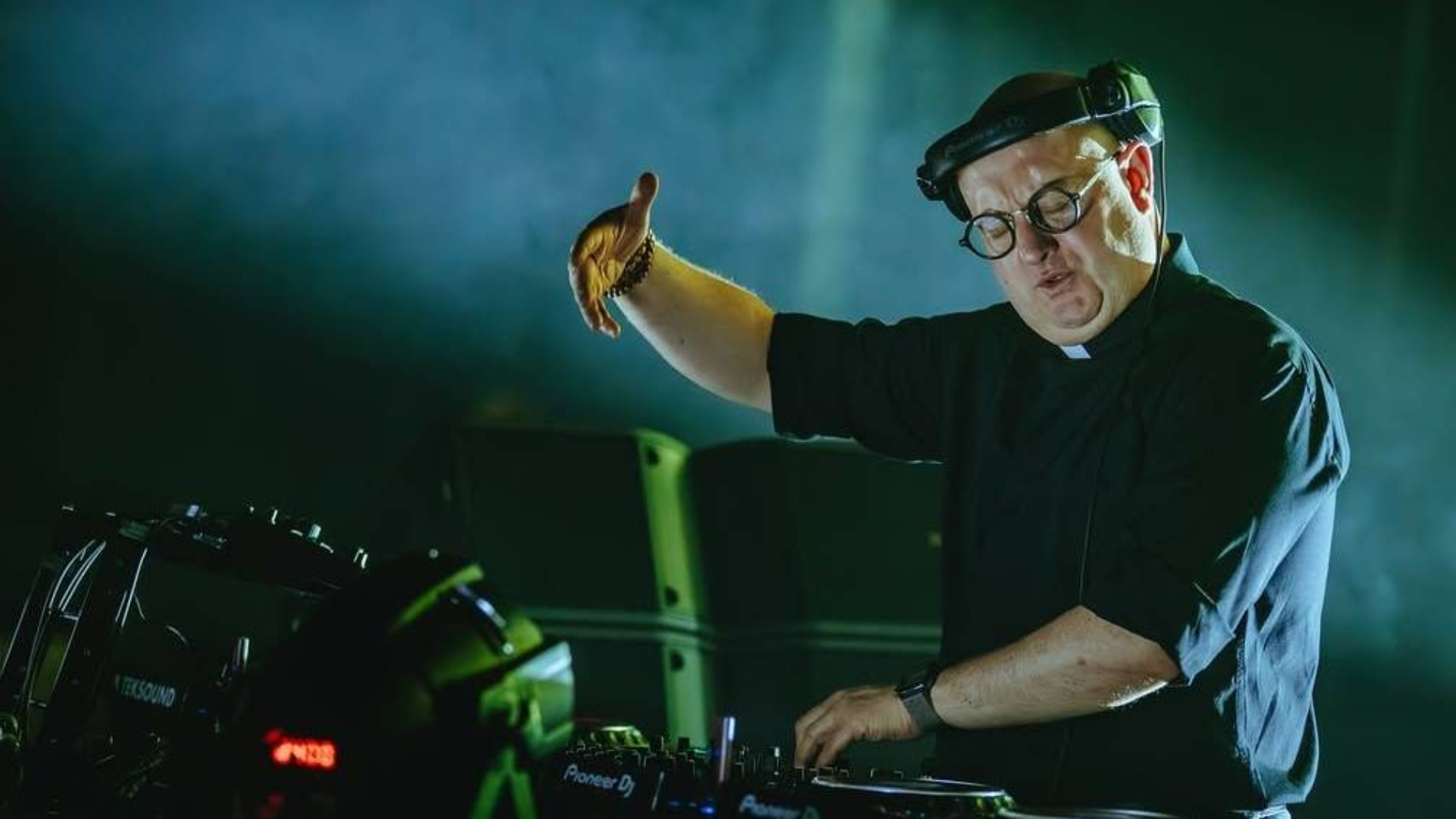 Padre Guilherme Peixoto tocando musica electronica en Eslovaquia