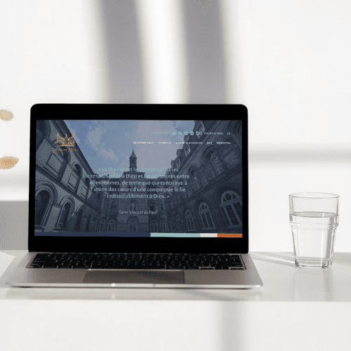 Diseño de mockup de computadora de Maison Mere