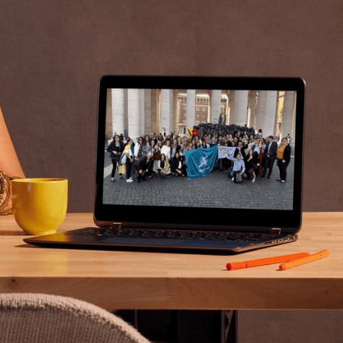 Diseño de mockup de computadora de Uniservitate