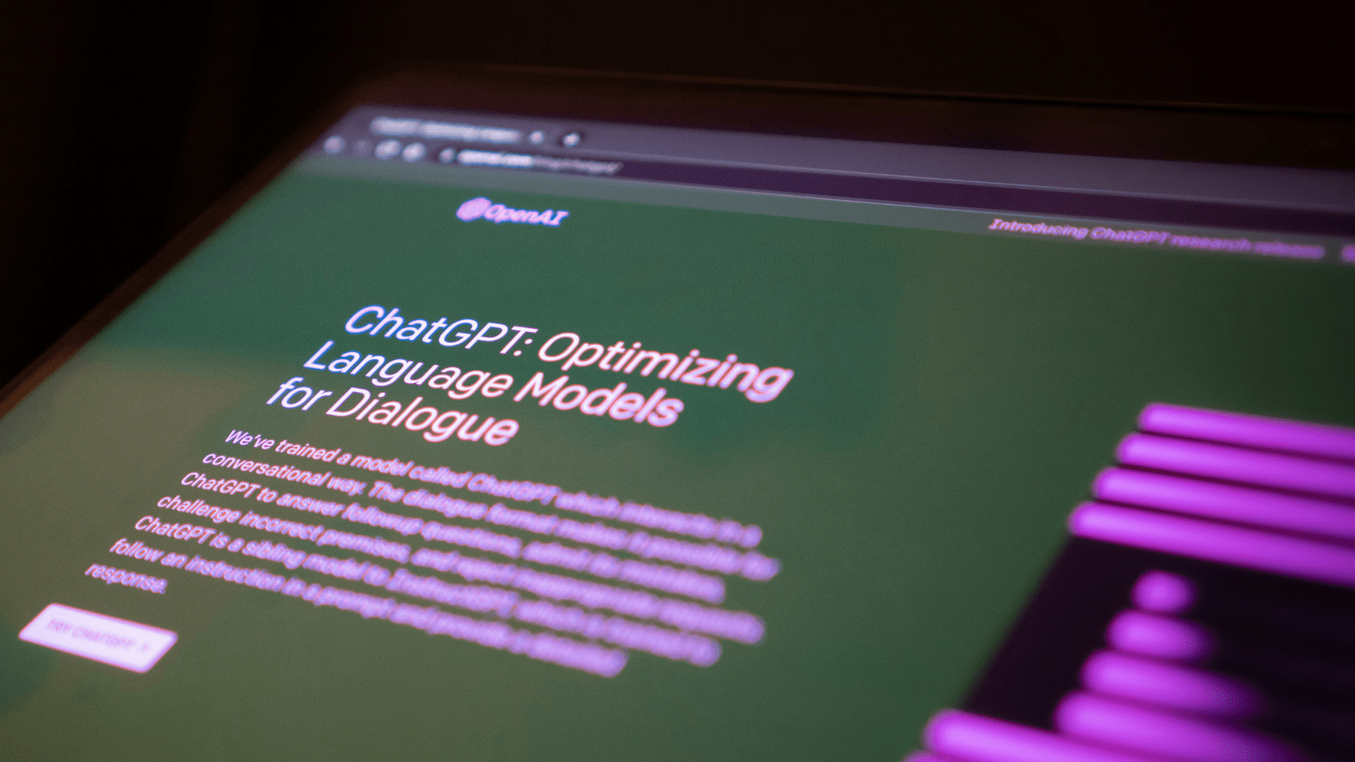 Fotografía de una computadora con el ChatGPT